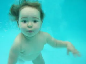 Baby Ocean niño en piscina