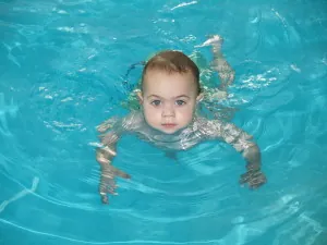 Baby Ocean niño en piscina